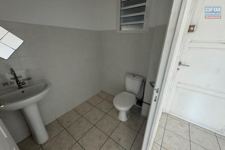 A louer local professionnel / commercial 83 m²  emplacement stratégique, forte visibilité et passage assuré au Tampon 14 éme
