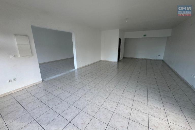 A louer local professionnel / commercial 83 m²  emplacement stratégique, forte visibilité et passage assuré au Tampon 14 éme