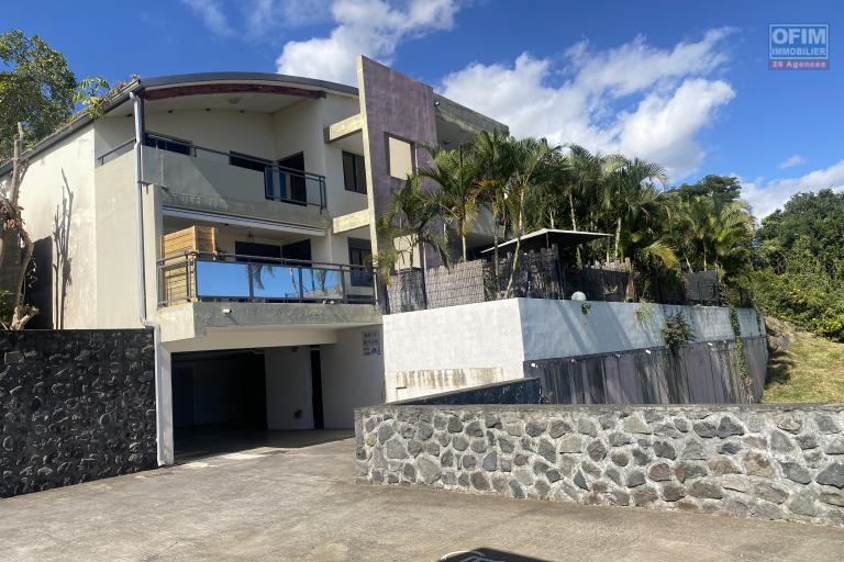 A VENDRE T2 lumineux avec belle vue mer panoramique à Pichette la Possession.