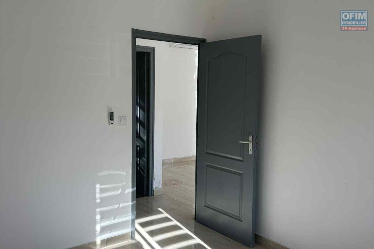 LOCAL PROFESSIONNEL   TERRE-SAINTE 51m2