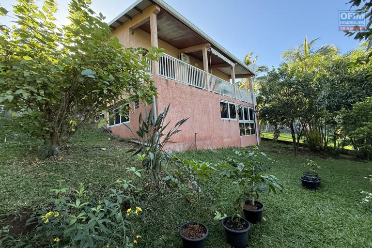 Grande et jolie maison R+1 type F6 + F3 située à l'entrée sud des Avirons, implantée sur 600 m2 de terrain, pleine vue mer et montagne sans vis à vis.