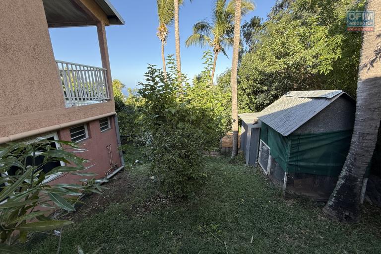 Grande et jolie maison R+1 type F6 + F3 située à l'entrée sud des Avirons, implantée sur 600 m2 de terrain, pleine vue mer et montagne sans vis à vis.