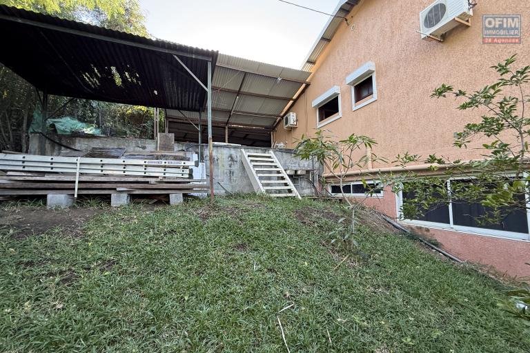 Grande et jolie maison R+1 type F6 + F3 située à l'entrée sud des Avirons, implantée sur 600 m2 de terrain, pleine vue mer et montagne sans vis à vis.