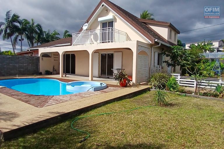 A LOUER superbe villa de type F5 avec PISCINE sur Saint-Gilles Les Hauts