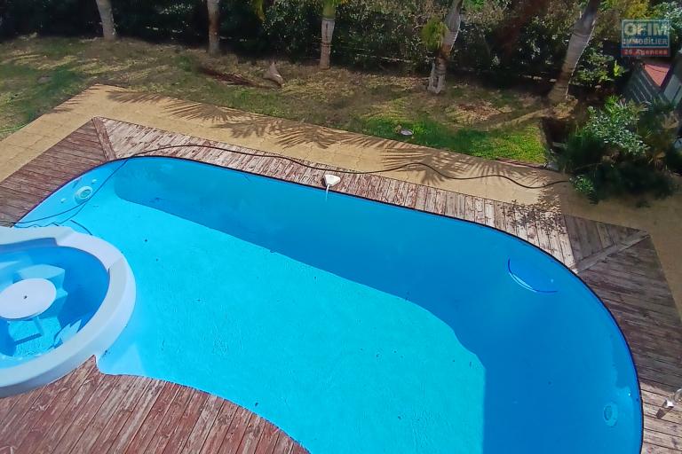A LOUER superbe villa de type F5 avec PISCINE sur Saint-Gilles Les Hauts