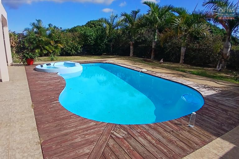 A LOUER superbe villa de type F5 avec PISCINE sur Saint-Gilles Les Hauts