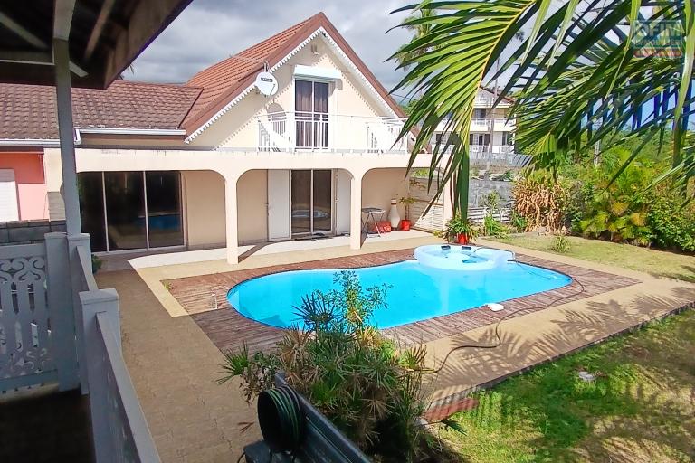 A LOUER superbe villa de type F5 avec PISCINE sur Saint-Gilles Les Hauts