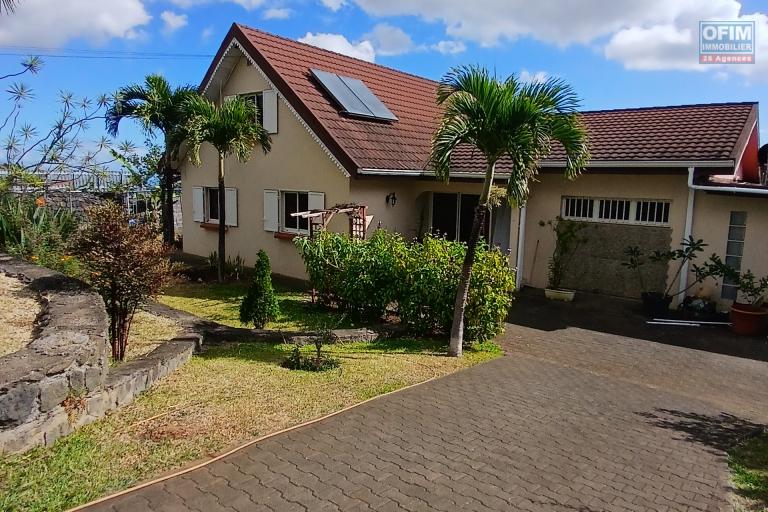 A LOUER superbe villa de type F5 avec PISCINE sur Saint-Gilles Les Hauts