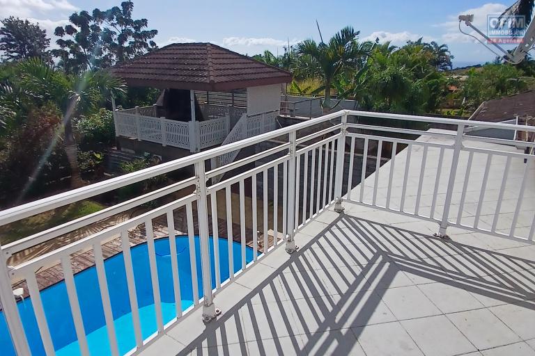 A LOUER superbe villa de type F5 avec PISCINE sur Saint-Gilles Les Hauts