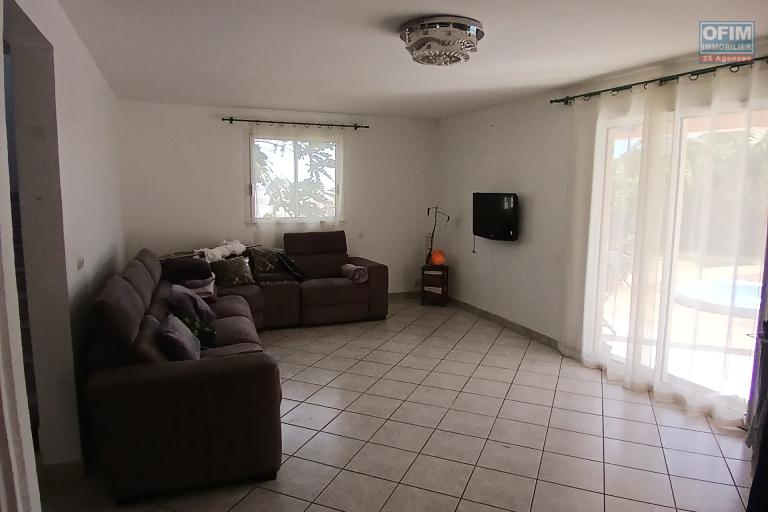 A LOUER superbe villa de type F5 avec PISCINE sur Saint-Gilles Les Hauts