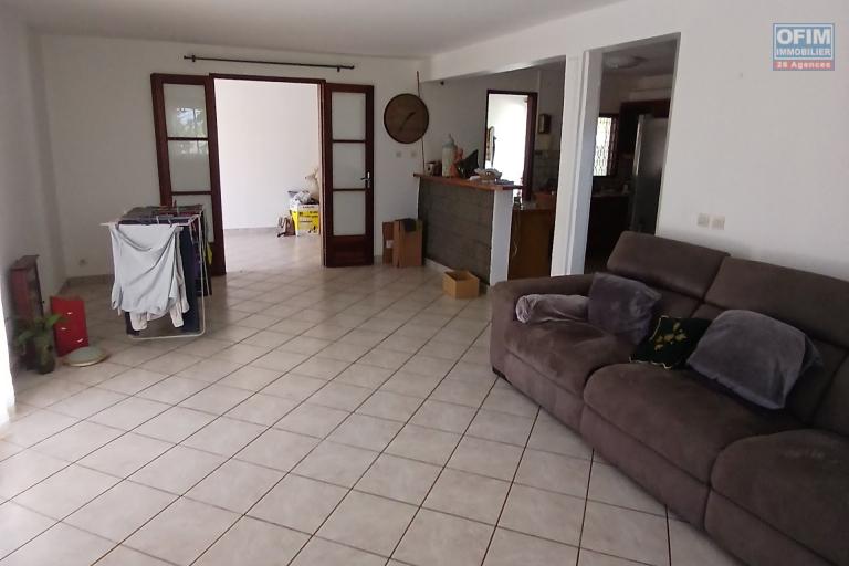 A LOUER superbe villa de type F5 avec PISCINE sur Saint-Gilles Les Hauts