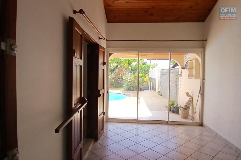 A LOUER superbe villa de type F5 avec PISCINE sur Saint-Gilles Les Hauts