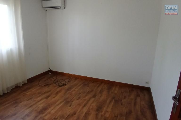 A LOUER superbe villa de type F5 avec PISCINE sur Saint-Gilles Les Hauts