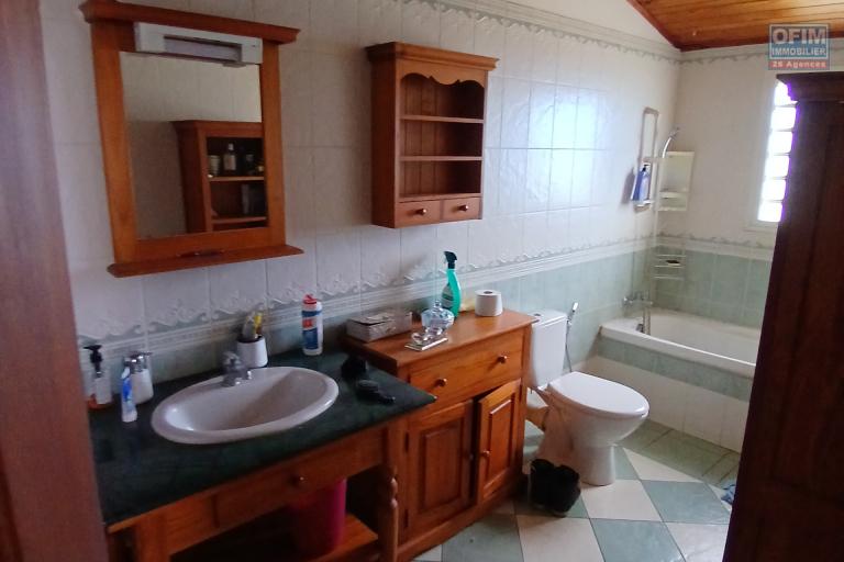 A LOUER superbe villa de type F5 avec PISCINE sur Saint-Gilles Les Hauts