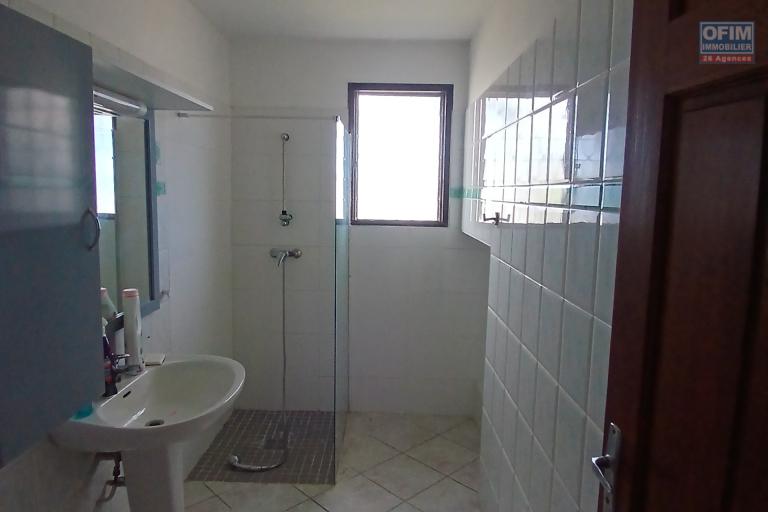 A LOUER superbe villa de type F5 avec PISCINE sur Saint-Gilles Les Hauts