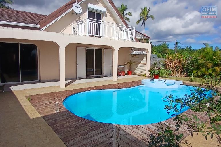 A LOUER superbe villa de type F5 avec PISCINE sur Saint-Gilles Les Hauts