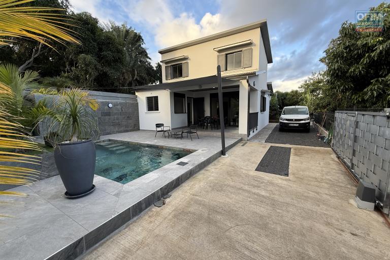Jolie maison neuve de 100 m² habitables en R+1, à proximité du centre-ville d'Etang Salé Les Hauts, sur un terrain plat de 300 m² avec piscine.