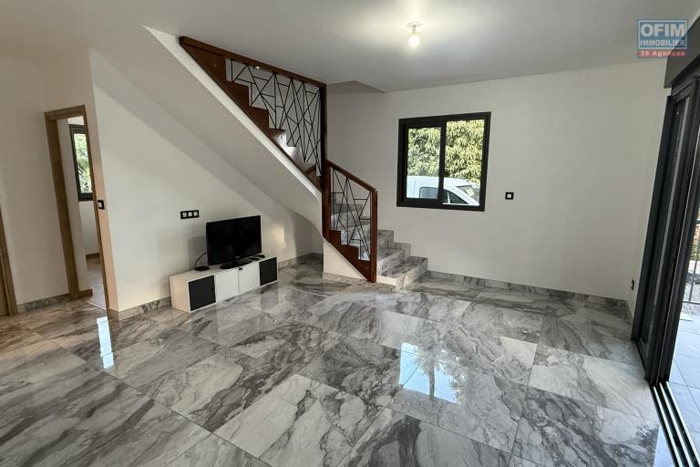 Jolie maison neuve de 100 m² habitables en R+1, à proximité du centre-ville d'Etang Salé Les Hauts, sur un terrain plat de 300 m² avec piscine.