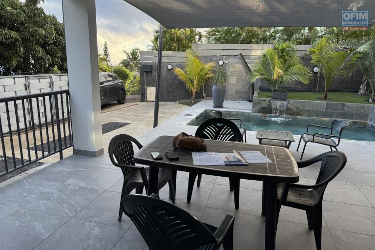 Jolie maison neuve de 100 m² habitables en R+1, à proximité du centre-ville d'Etang Salé Les Hauts, sur un terrain plat de 300 m² avec piscine.