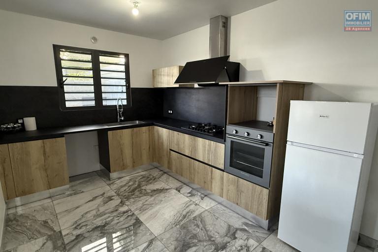 Jolie maison neuve de 100 m² habitables en R+1, à proximité du centre-ville d'Etang Salé Les Hauts, sur un terrain plat de 300 m² avec piscine.