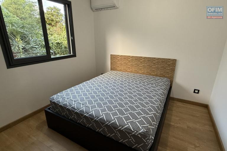 Jolie maison neuve de 100 m² habitables en R+1, à proximité du centre-ville d'Etang Salé Les Hauts, sur un terrain plat de 300 m² avec piscine.