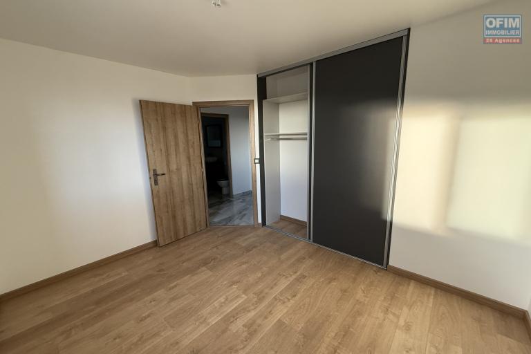 Jolie maison neuve de 100 m² habitables en R+1, à proximité du centre-ville d'Etang Salé Les Hauts, sur un terrain plat de 300 m² avec piscine.