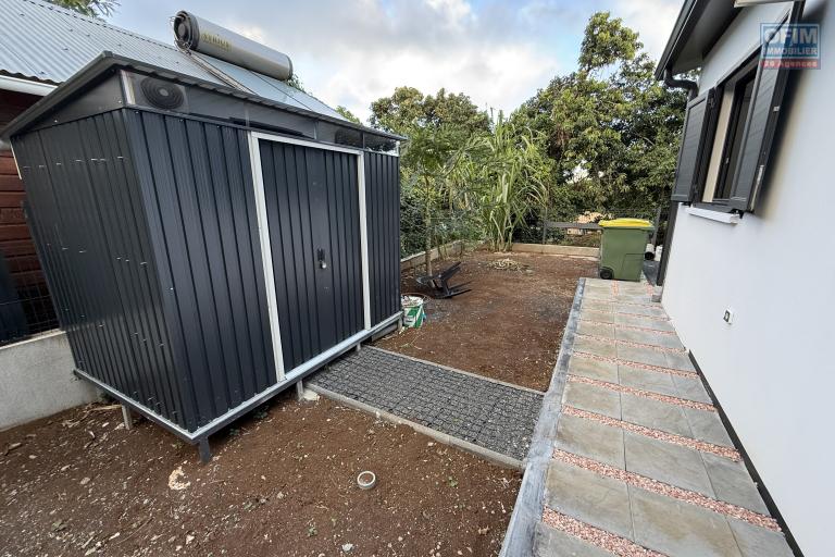 Jolie maison neuve de 100 m² habitables en R+1, à proximité du centre-ville d'Etang Salé Les Hauts, sur un terrain plat de 300 m² avec piscine.