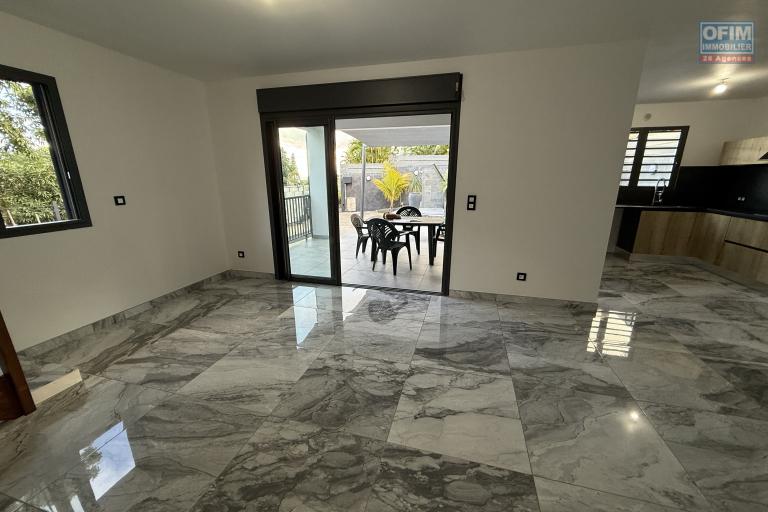 Jolie maison neuve de 100 m² habitables en R+1, à proximité du centre-ville d'Etang Salé Les Hauts, sur un terrain plat de 300 m² avec piscine.