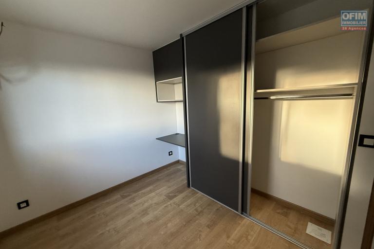 Jolie maison neuve de 100 m² habitables en R+1, à proximité du centre-ville d'Etang Salé Les Hauts, sur un terrain plat de 300 m² avec piscine.