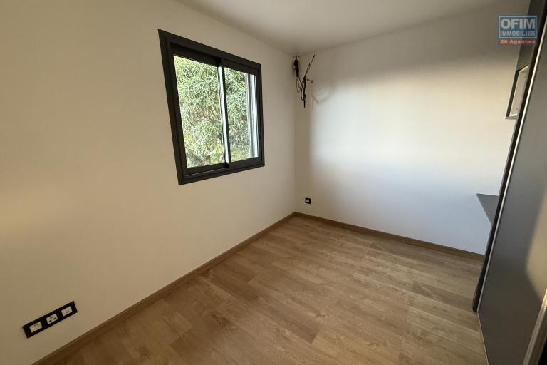 Jolie maison neuve de 100 m² habitables en R+1, à proximité du centre-ville d'Etang Salé Les Hauts, sur un terrain plat de 300 m² avec piscine.