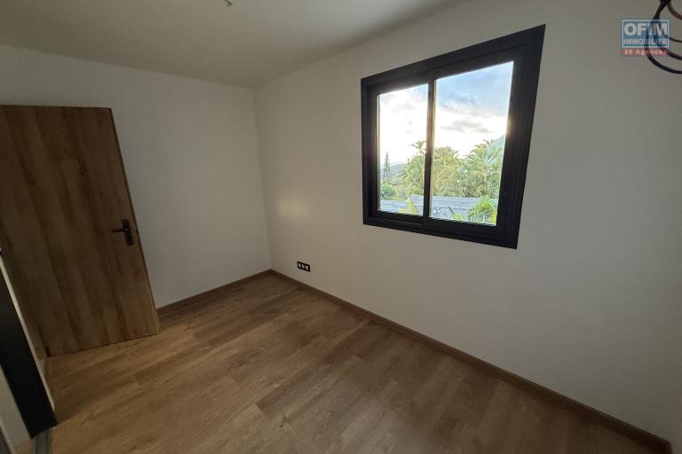 Jolie maison neuve de 100 m² habitables en R+1, à proximité du centre-ville d'Etang Salé Les Hauts, sur un terrain plat de 300 m² avec piscine.