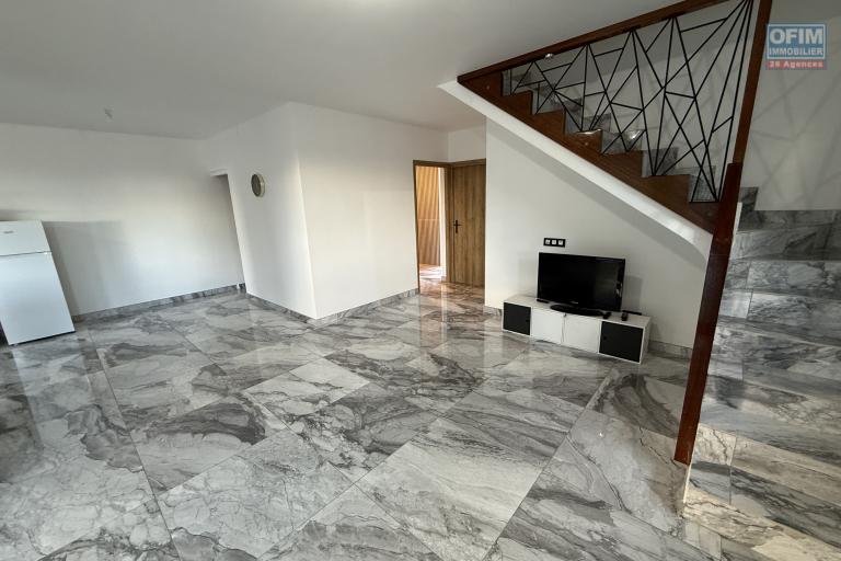 Jolie maison neuve de 100 m² habitables en R+1, à proximité du centre-ville d'Etang Salé Les Hauts, sur un terrain plat de 300 m² avec piscine.