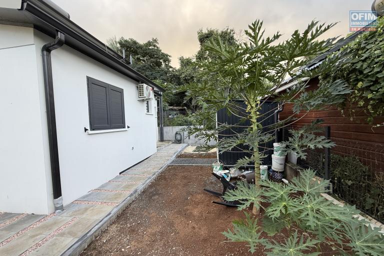 Jolie maison neuve de 100 m² habitables en R+1, à proximité du centre-ville d'Etang Salé Les Hauts, sur un terrain plat de 300 m² avec piscine.