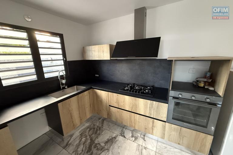 Jolie maison neuve de 100 m² habitables en R+1, à proximité du centre-ville d'Etang Salé Les Hauts, sur un terrain plat de 300 m² avec piscine.