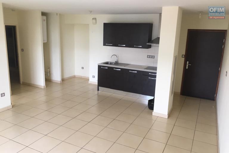 A louer grand T2 avec terrasse à Ste Clotilde dans la residence Lobellia