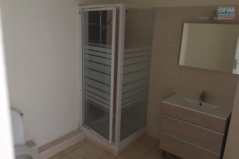 A louer grand T2 avec terrasse à Ste Clotilde dans la residence Lobellia