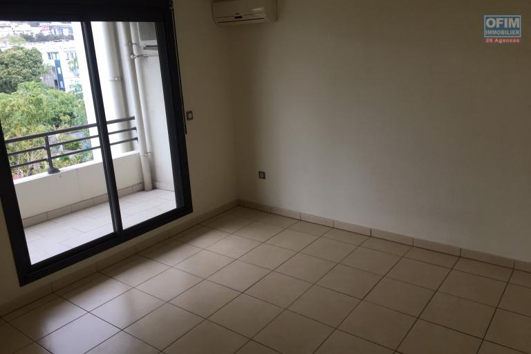 A louer grand T2 avec terrasse à Ste Clotilde dans la residence Lobellia