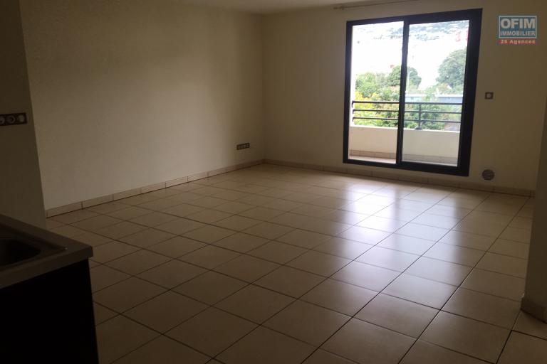 A louer grand T2 avec terrasse à Ste Clotilde dans la residence Lobellia