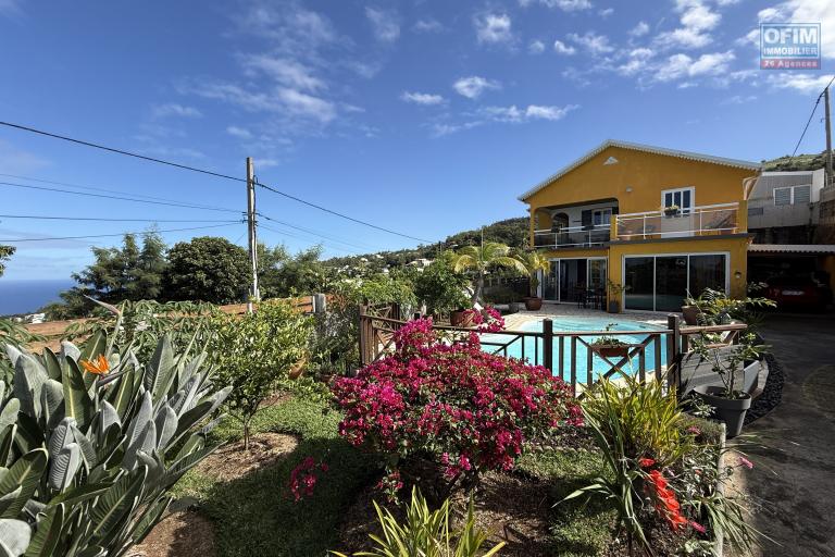 Grande propriété F5+ en R+1 avec piscine, garage, pleine vue mer située entre les Avirons et Etang Salé Les Hauts à la Ravine Sèche.