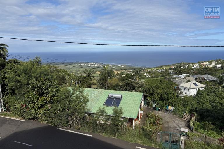 Grande propriété F5+ en R+1 avec piscine, garage, pleine vue mer située entre les Avirons et Etang Salé Les Hauts à la Ravine Sèche.