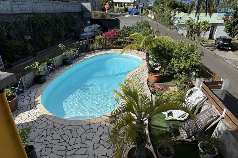 Grande propriété F5+ en R+1 avec piscine, garage, pleine vue mer située entre les Avirons et Etang Salé Les Hauts à la Ravine Sèche.