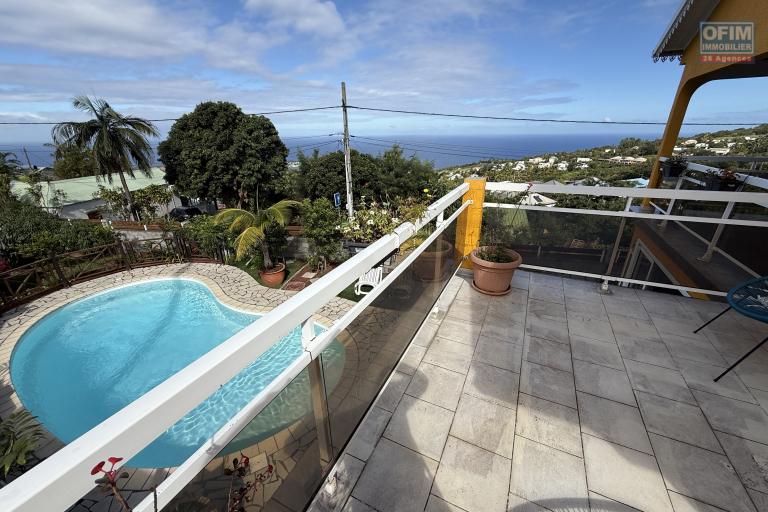 Grande propriété F5+ en R+1 avec piscine, garage, pleine vue mer située entre les Avirons et Etang Salé Les Hauts à la Ravine Sèche.