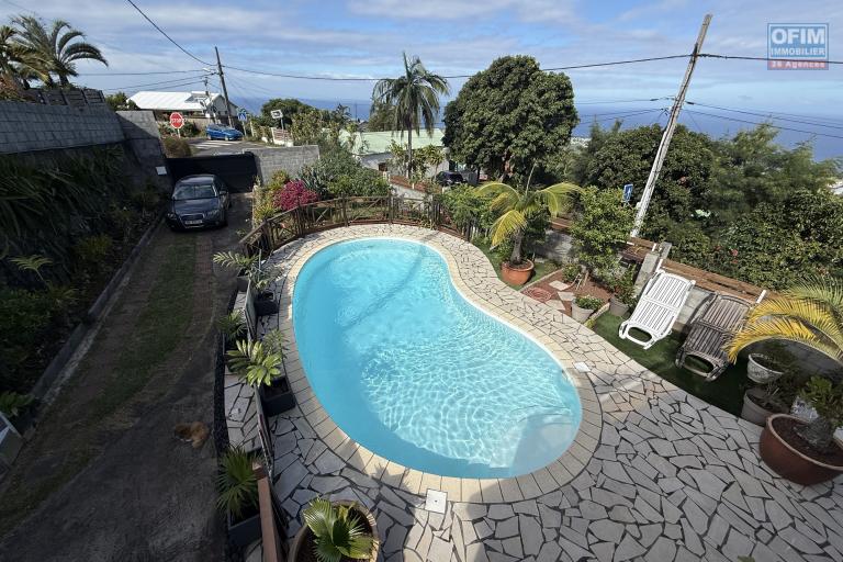 Grande propriété F5+ en R+1 avec piscine, garage, pleine vue mer située entre les Avirons et Etang Salé Les Hauts à la Ravine Sèche.