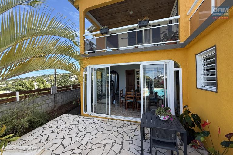 Grande propriété F5+ en R+1 avec piscine, garage, pleine vue mer située entre les Avirons et Etang Salé Les Hauts à la Ravine Sèche.