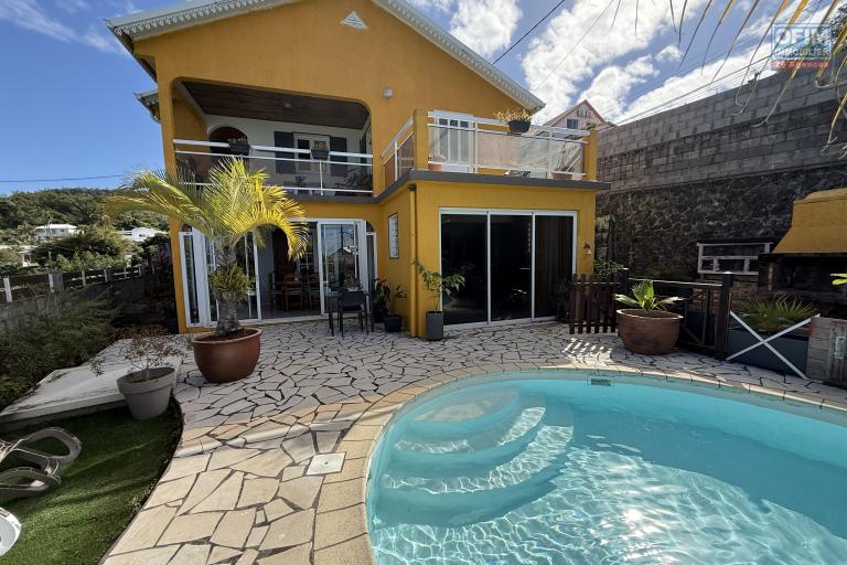 Grande propriété F5+ en R+1 avec piscine, garage, pleine vue mer située entre les Avirons et Etang Salé Les Hauts à la Ravine Sèche.