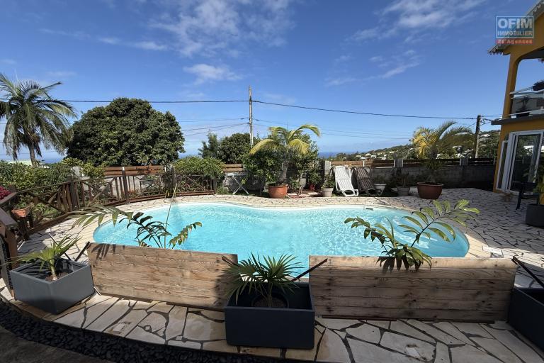 Grande propriété F5+ en R+1 avec piscine, garage, pleine vue mer située entre les Avirons et Etang Salé Les Hauts à la Ravine Sèche.