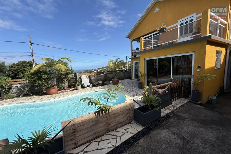 Grande propriété F5+ en R+1 avec piscine, garage, pleine vue mer située entre les Avirons et Etang Salé Les Hauts à la Ravine Sèche.