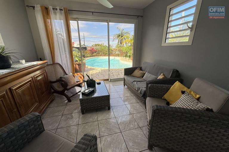 Grande propriété F5+ en R+1 avec piscine, garage, pleine vue mer située entre les Avirons et Etang Salé Les Hauts à la Ravine Sèche.