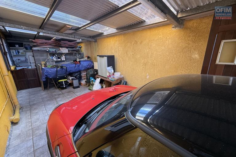 Grande propriété F5+ en R+1 avec piscine, garage, pleine vue mer située entre les Avirons et Etang Salé Les Hauts à la Ravine Sèche.