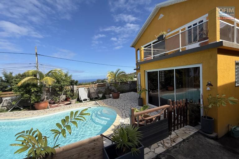 Grande propriété F5+ en R+1 avec piscine, garage, pleine vue mer située entre les Avirons et Etang Salé Les Hauts à la Ravine Sèche.